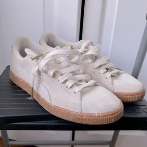 Women’s like new puma sneakers